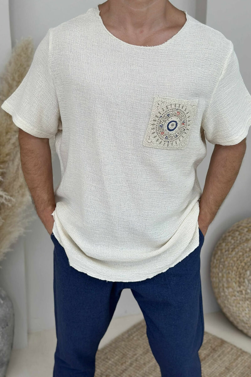 T-SHIRT ME DETAJE TË THJESHTA PËR MESHKUJ NË NGJYRËN KREM - 2