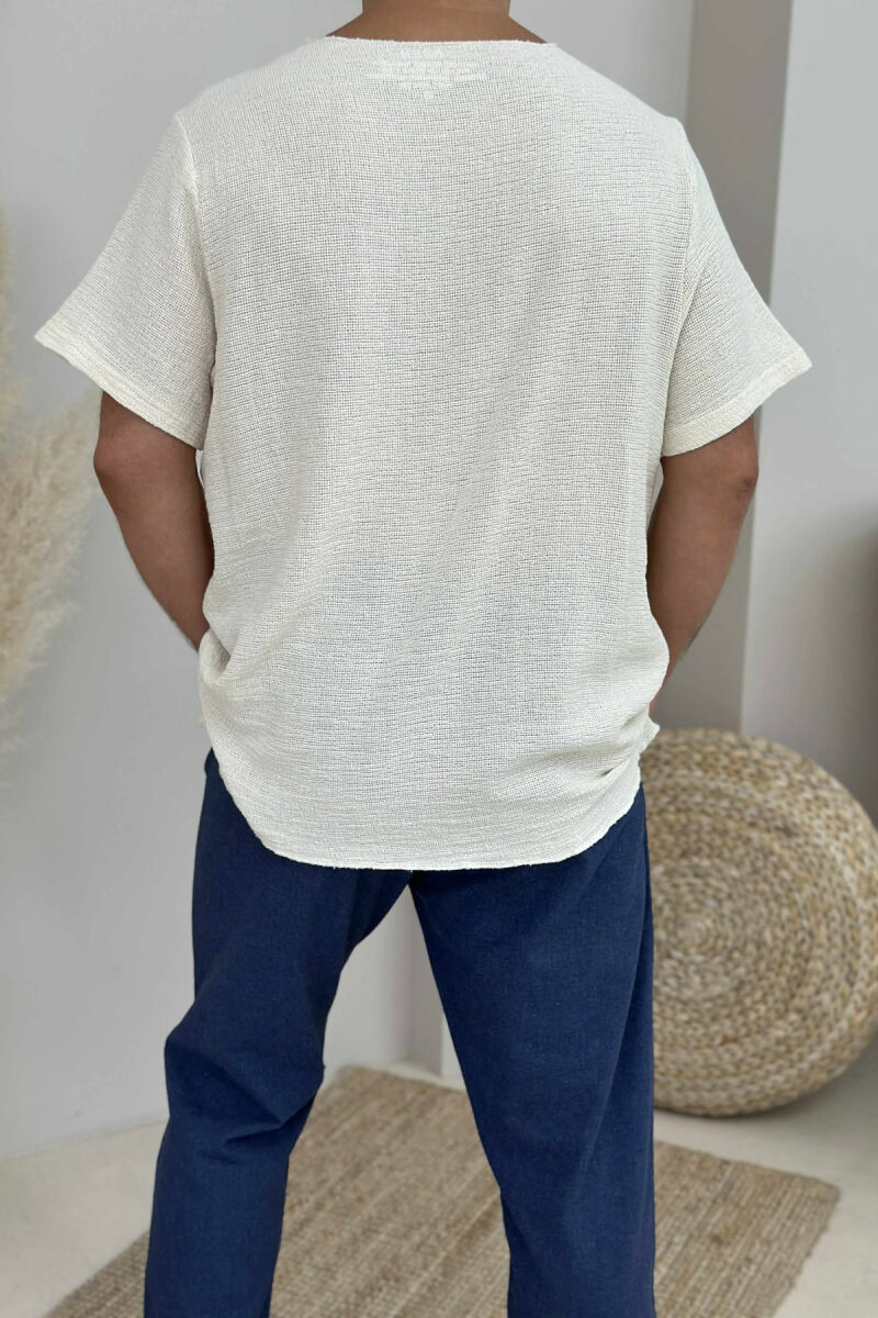 T-SHIRT ME DETAJE TË THJESHTA PËR MESHKUJ NË NGJYRËN KREM - 4