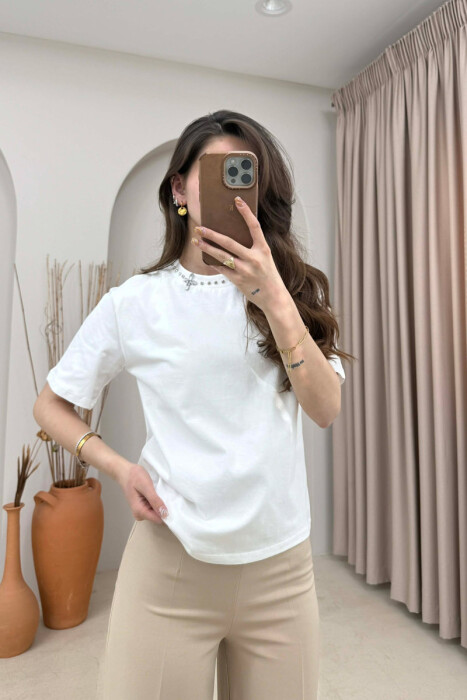 T-SHIRT ME DETAJE TEK PJESA E QAFES PER FEMRA NE NGJYRE TE BARDHE - 