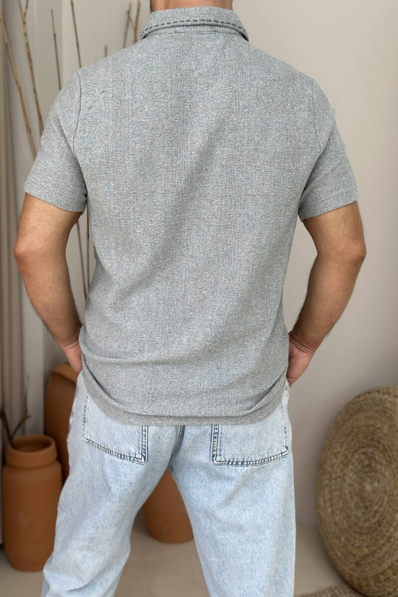 T-SHIRT ME DETAJIN E XHEPIT ME JAKË POLO PËR MESHKUJ NË NGJYRËN GRI E ZBARDHUR - 2