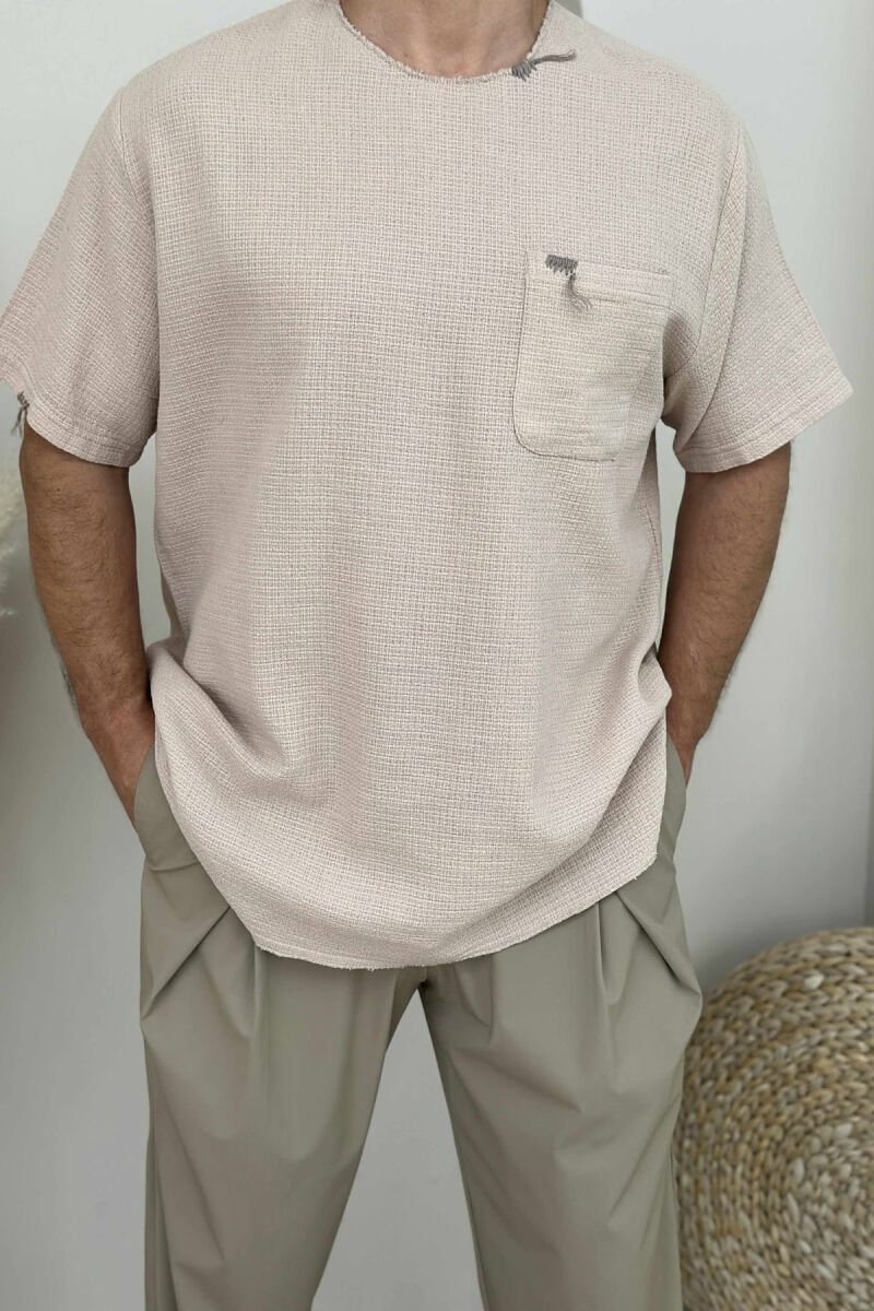 T-SHIRT ME DETAJIN E XHEPIT PËR MESHKUJ NË NGJYRËN BEZHË - 2