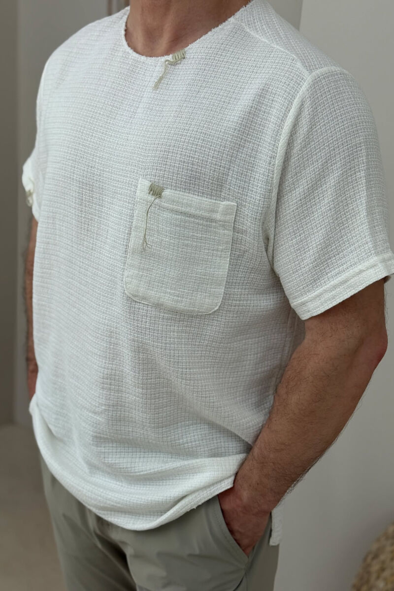 T-SHIRT ME DETAJIN E XHEPIT PËR MESHKUJ NË NGJYRËN E BARDHË - 2