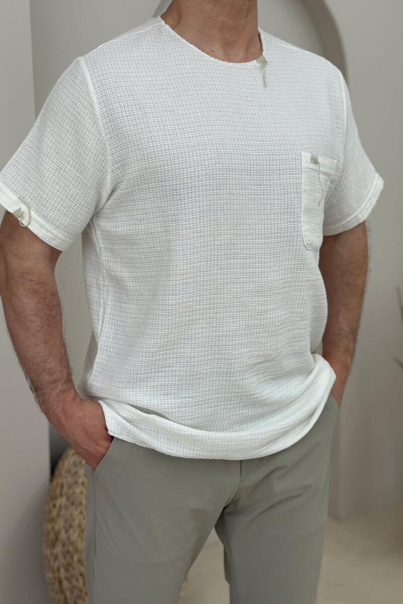 T-SHIRT ME DETAJIN E XHEPIT PËR MESHKUJ NË NGJYRËN E BARDHË - 3