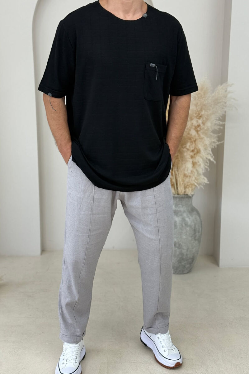 T-SHIRT ME DETAJIN E XHEPIT PËR MEHSKUJ NË NGJYRËN E ZEZË - 1