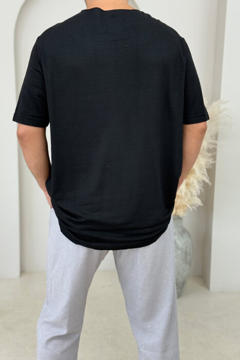 T-SHIRT ME DETAJIN E XHEPIT PËR MEHSKUJ NË NGJYRËN E ZEZË - 2