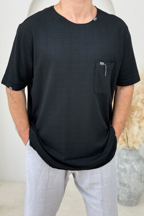 T-SHIRT ME DETAJIN E XHEPIT PËR MEHSKUJ NË NGJYRËN E ZEZË - 3