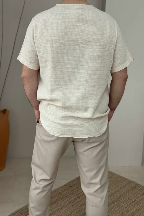 T-SHIRT ME DETAJIN E XHEPIT PËR MESHKUJ NË NGJYRËN KREM - 2