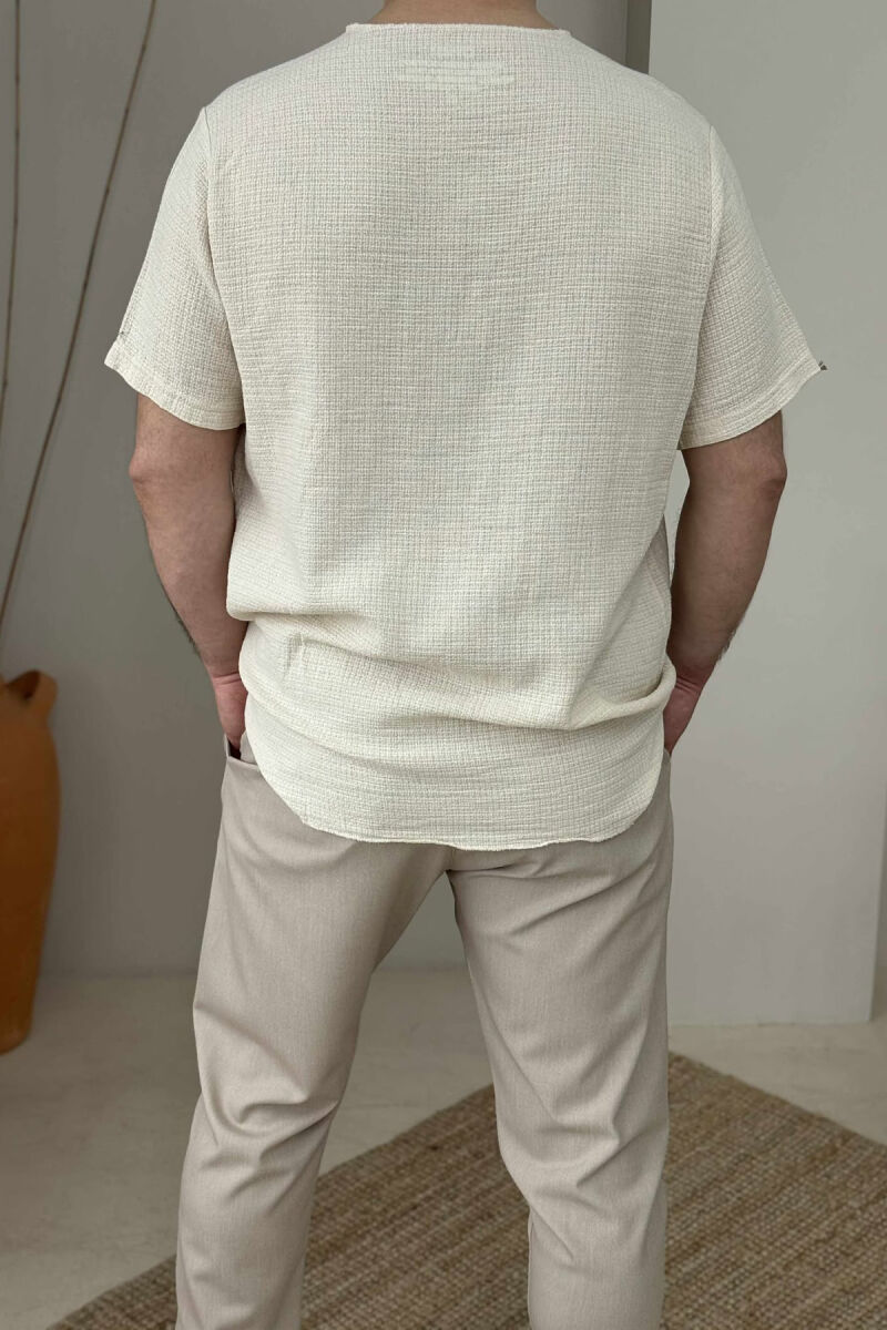 T-SHIRT ME DETAJIN E XHEPIT PËR MESHKUJ NË NGJYRËN KREM - 2