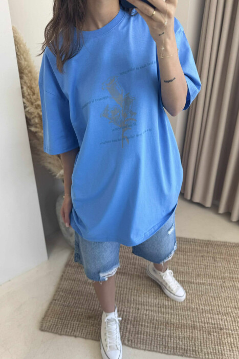 T-SHIRT ME DIZANJ DHE SHKRIME PËR FEMRA NË NGJYRË BLU - 3