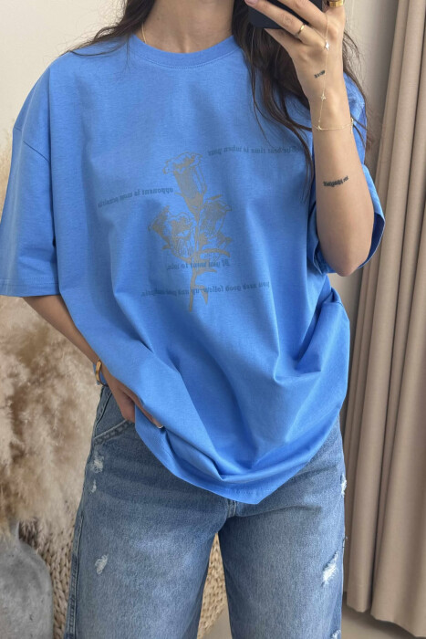 T-SHIRT ME DIZANJ DHE SHKRIME PËR FEMRA NË NGJYRË BLU - 2