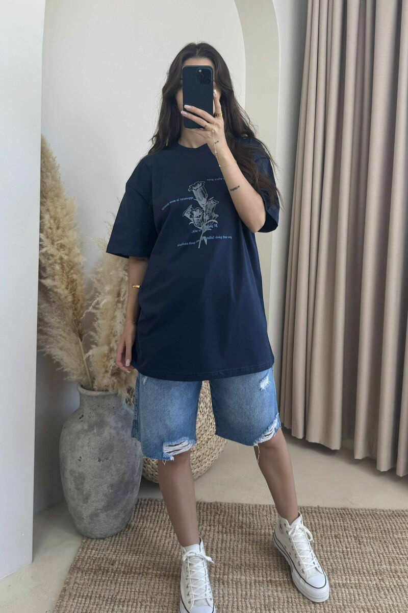 T-SHIRT ME DIZANJ DHE SHKRIME PËR FEMRA NË NGJYRËN BLU TË ERRËT - 1