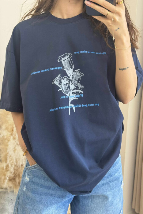 T-SHIRT ME DIZANJ DHE SHKRIME PËR FEMRA NË NGJYRËN BLU TË ERRËT - 3