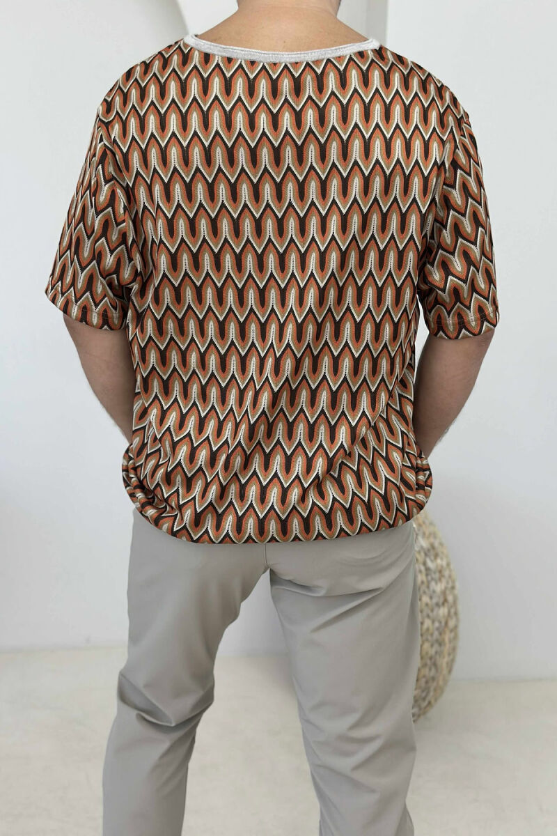 T-SHIRT ME DIZAJN ME JAKË V PËR MESHKUJ NË NGJYRË KAFE - 2