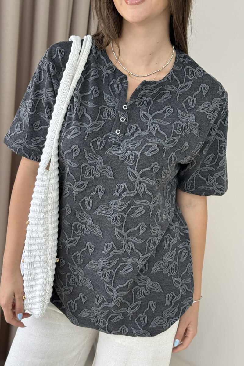 T-SHIRT ME DIZAJN ME KOPSA PËR MESHKUJ NË NGJYRËN GRI E ERRËT - 2