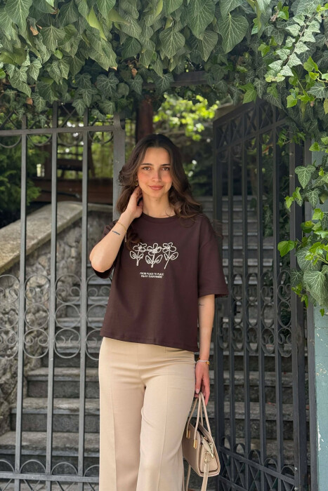 T-SHIRT ME DIZAJN PER FEMRA NE NGJYRE KAFE - 1