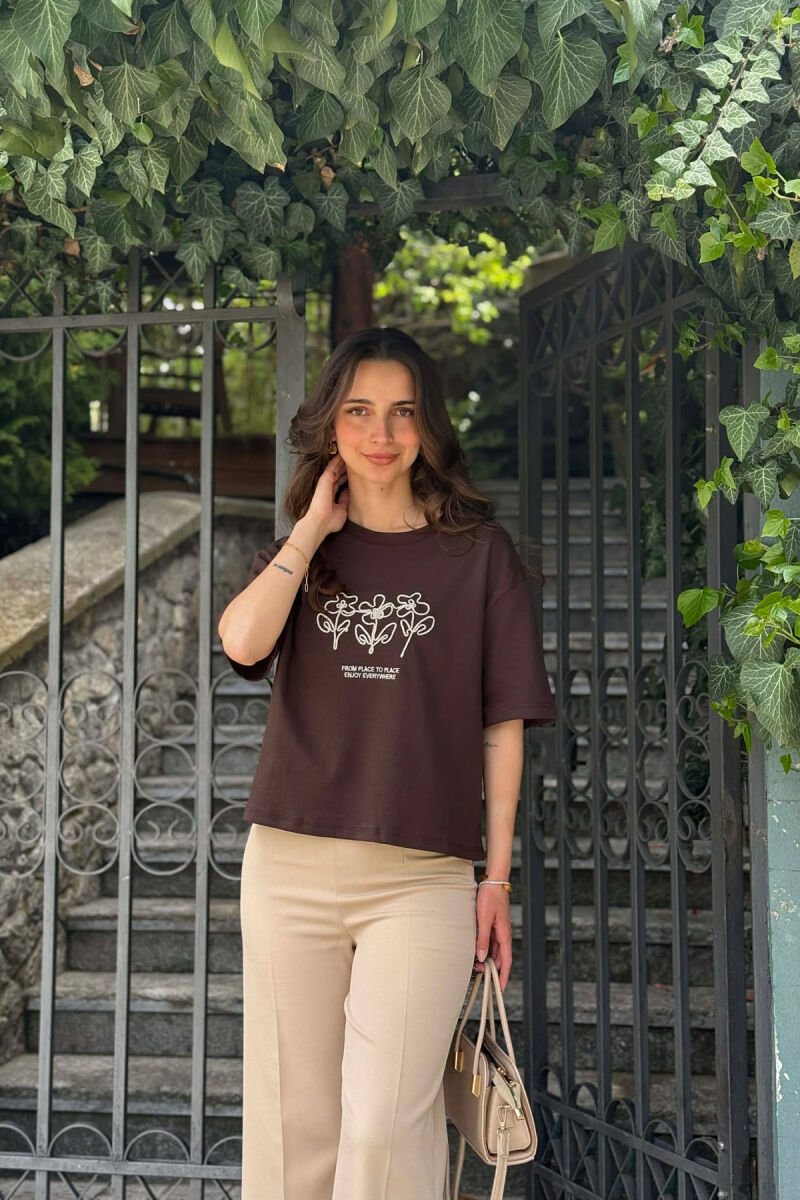 T-SHIRT ME DIZAJN PER FEMRA NE NGJYRE KAFE - 1