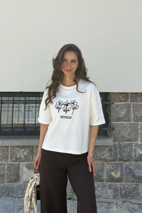 T-SHIRT ME DIZAJN PER FEMRA NE NGJYRE TE BARDHE - KLAUDIO FASHION