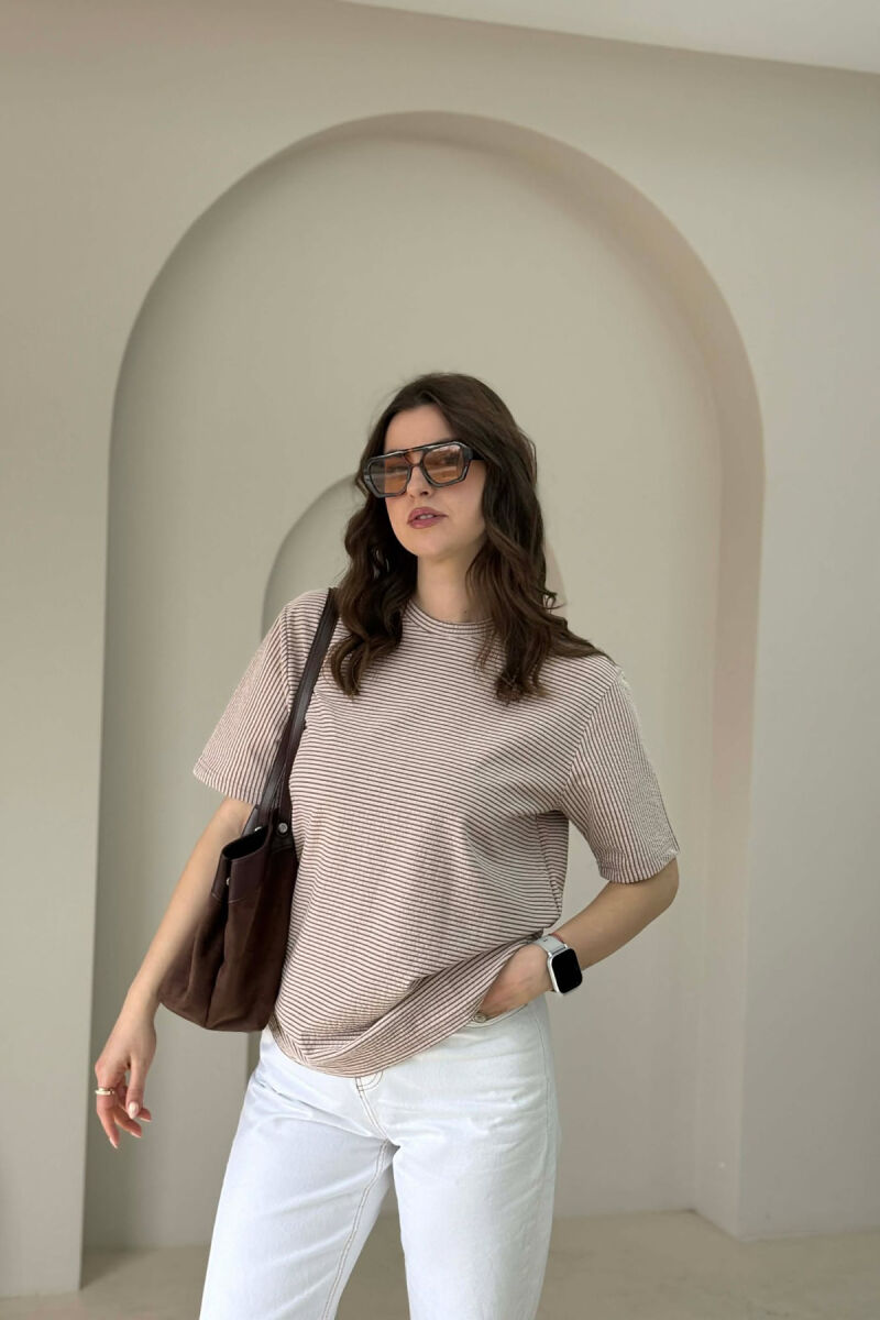 T-SHIRT ME DIZJAN VIJASH PER FEMRA NE NGJYRE KAFE + 6 PALE ÇORAPE DHURATE - 1