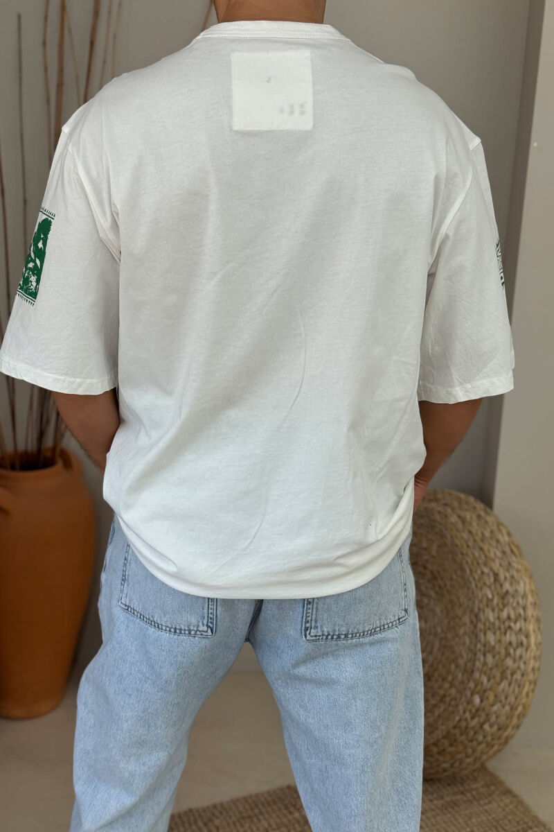 T-SHIRT ME JAKË TË RRUMBULLAKËT DHE DIZANJE TË THJESHTA PËR MESHKUJ NË NGJYRËN E BARDHË - 2