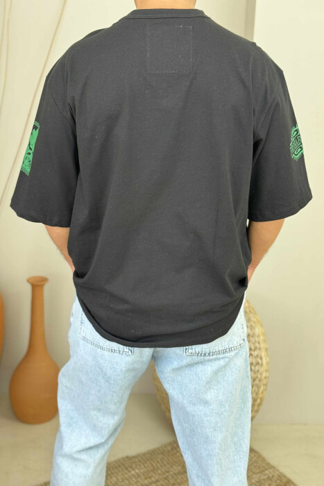 T-SHIRT ME JAKË TË RRUMBULLAKËT DHE DIZANJE TË THJESHTA PËR MESHKUJ NË NGJYRËN E ZEZË - 3