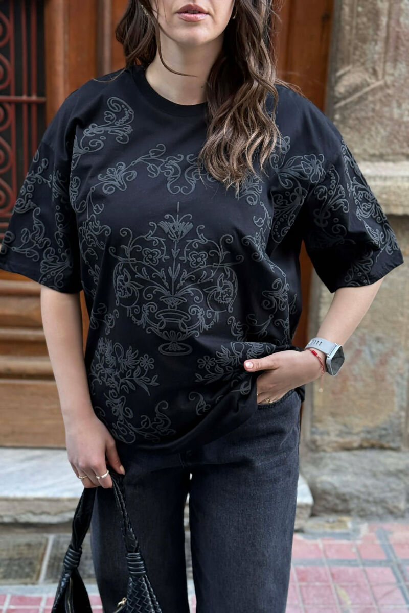 T-SHIRT ME DIZJAN LULESH PER FEMRA NE NGJYRE TE ZEZE + 6 PALE ÇORAPE DHURATE - 3