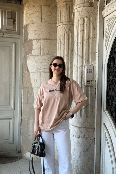 T-SHIRT ME IMAZH NE PJESEN PARA & PAS PER FEMRA NE NGJYRE BEZHE + 6 PALE CORAPE DHURATE - 1