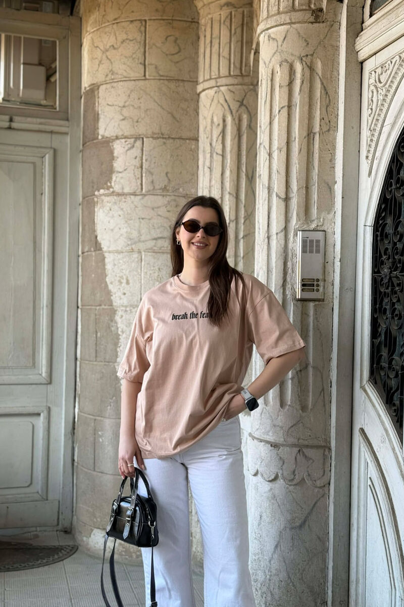 T-SHIRT ME IMAZH NE PJESEN PARA & PAS PER FEMRA NE NGJYRE BEZHE + 6 PALE CORAPE DHURATE - 1