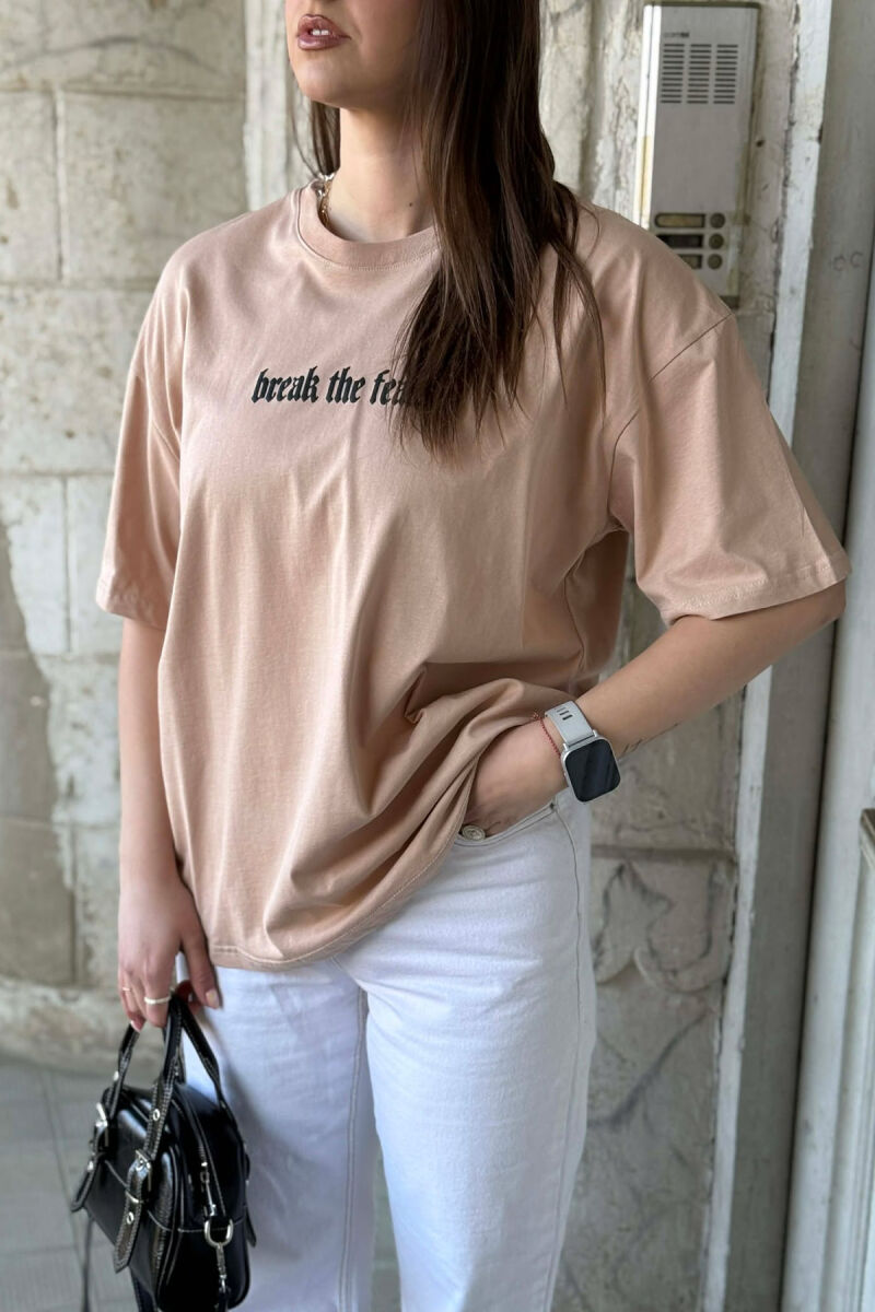 T-SHIRT ME IMAZH NE PJESEN PARA & PAS PER FEMRA NE NGJYRE BEZHE + 6 PALE CORAPE DHURATE - 2