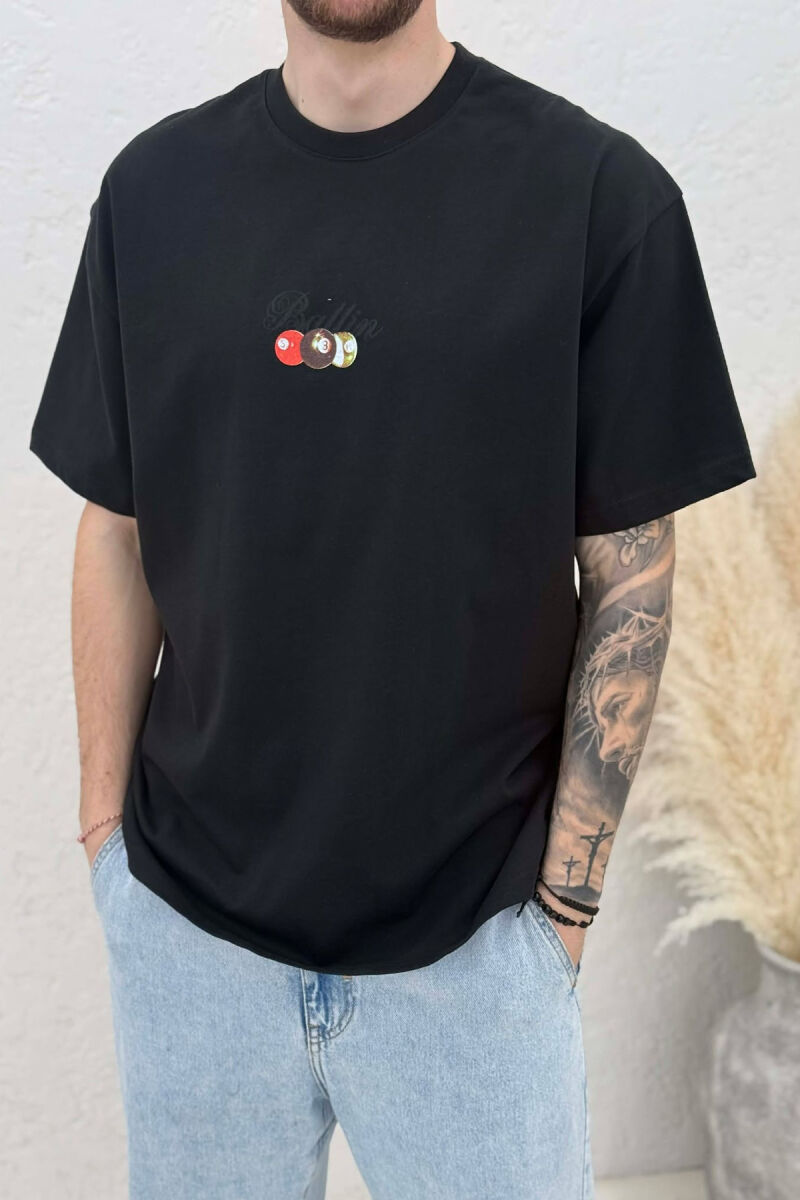 T-SHIRT ME IMAZH NE PJESEN PAS PER MESHKUJ NE NGJYRE TE ZEZE - 2
