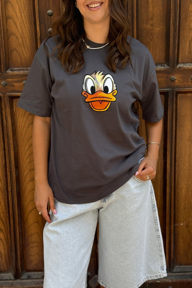 T-SHIRT ME IMAZH PËR FEMRA NË NGJYRËN GRI E ERRËT - 3