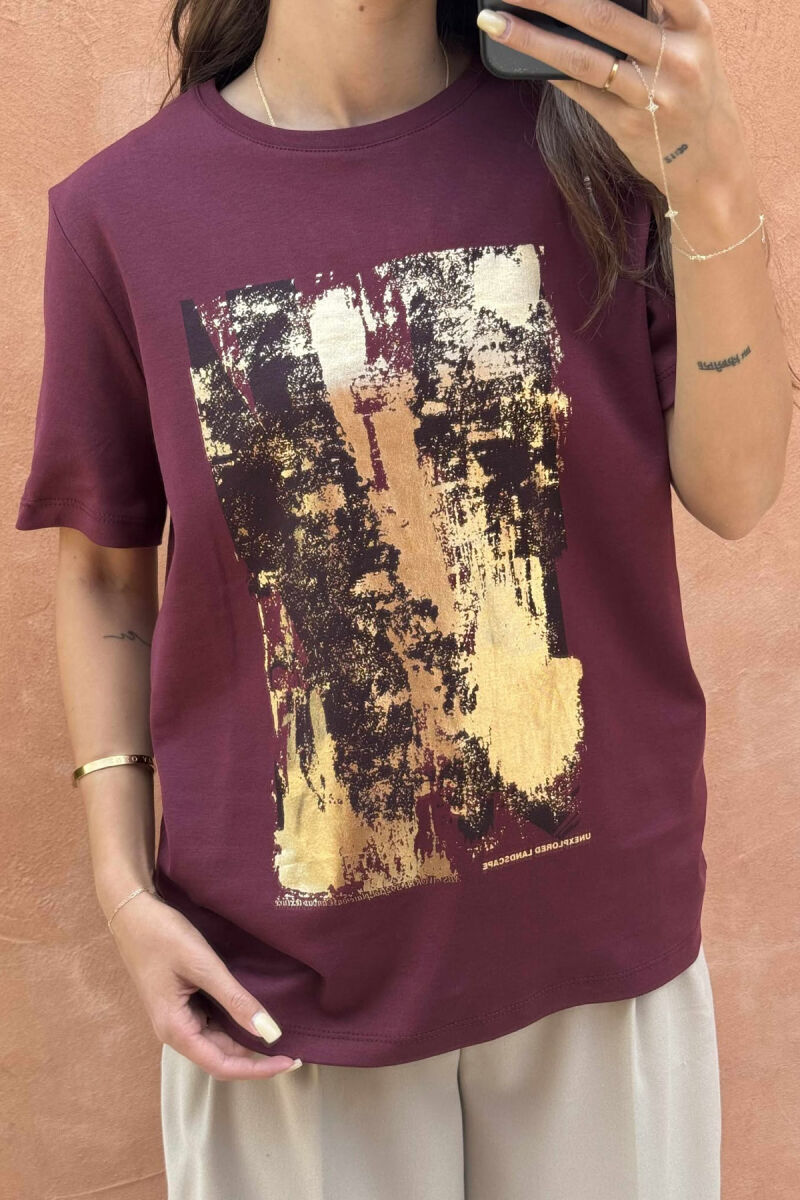 T-SHIRT ME IMAZHE ABSTRAKTE PËR FEMRA NË NGJYRËN VISHNJË - 3