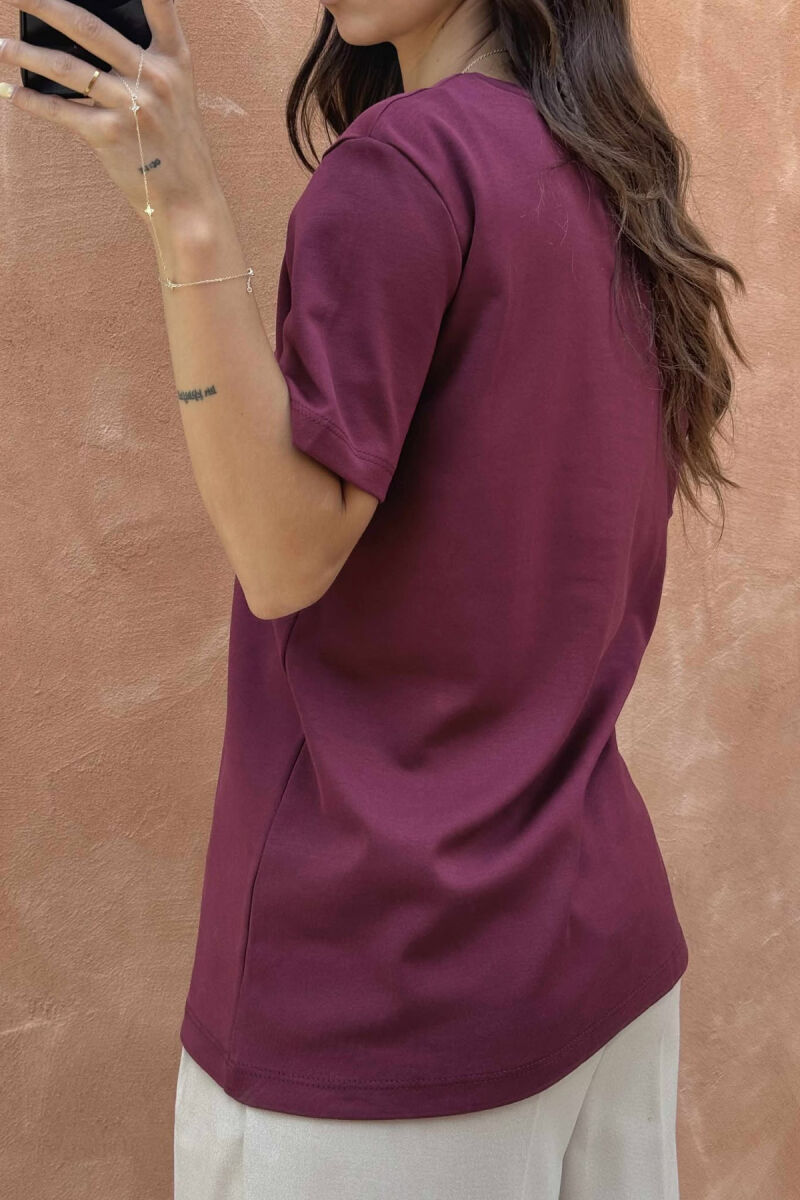 T-SHIRT ME IMAZHE ABSTRAKTE PËR FEMRA NË NGJYRËN VISHNJË - 4