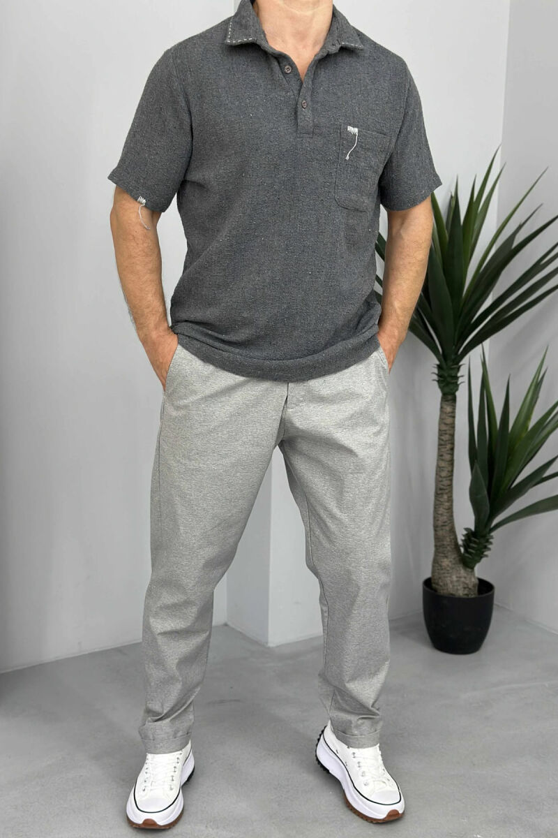 T-SHIRT ME JAKË POLO ME DETAJIN E XHEPIT PËR MESHKUJ NË NGJYRËN GRI - 1