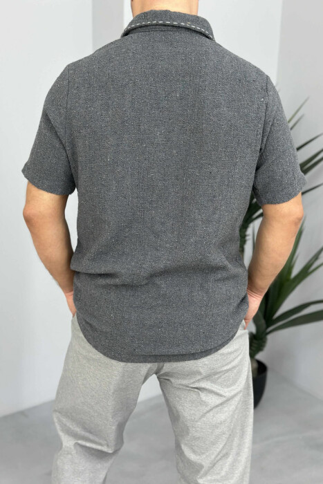 T-SHIRT ME JAKË POLO ME DETAJIN E XHEPIT PËR MESHKUJ NË NGJYRËN GRI - 2