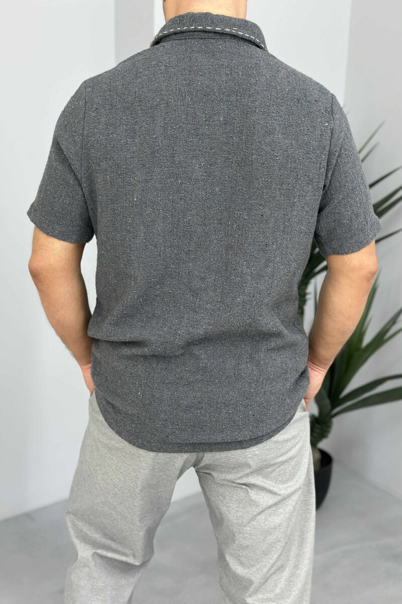 T-SHIRT ME JAKË POLO ME DETAJIN E XHEPIT PËR MESHKUJ NË NGJYRËN GRI - 2