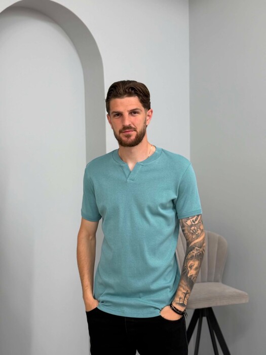 T-SHIRT ME JAKE V PER MESHKUJ NE NGJYRE BLU TE ZBARDHUR - 1