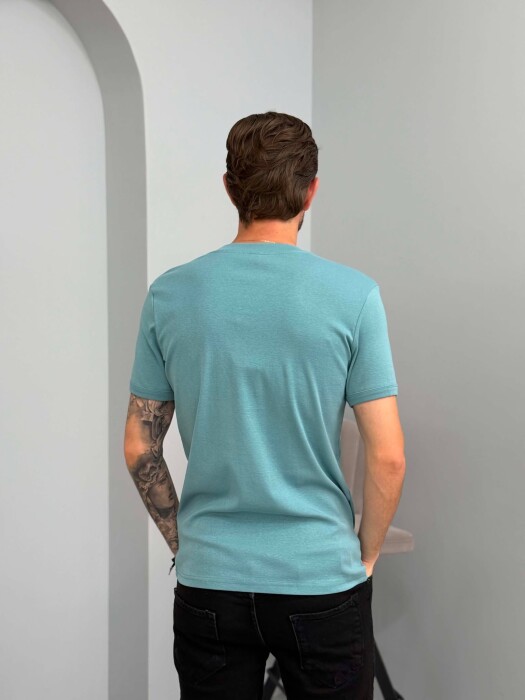 T-SHIRT ME JAKE V PER MESHKUJ NE NGJYRE BLU TE ZBARDHUR - 2
