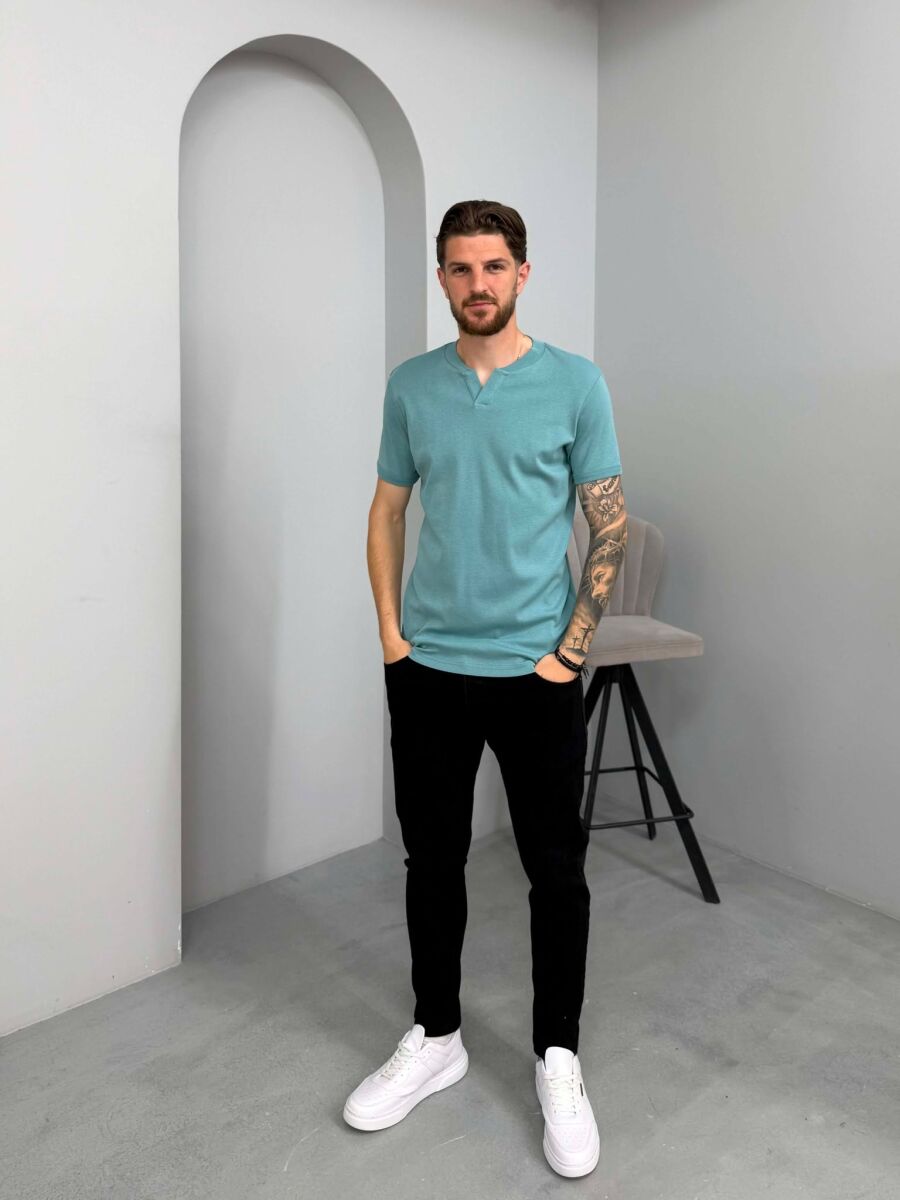T-SHIRT ME JAKE V PER MESHKUJ NE NGJYRE BLU TE ZBARDHUR - 3