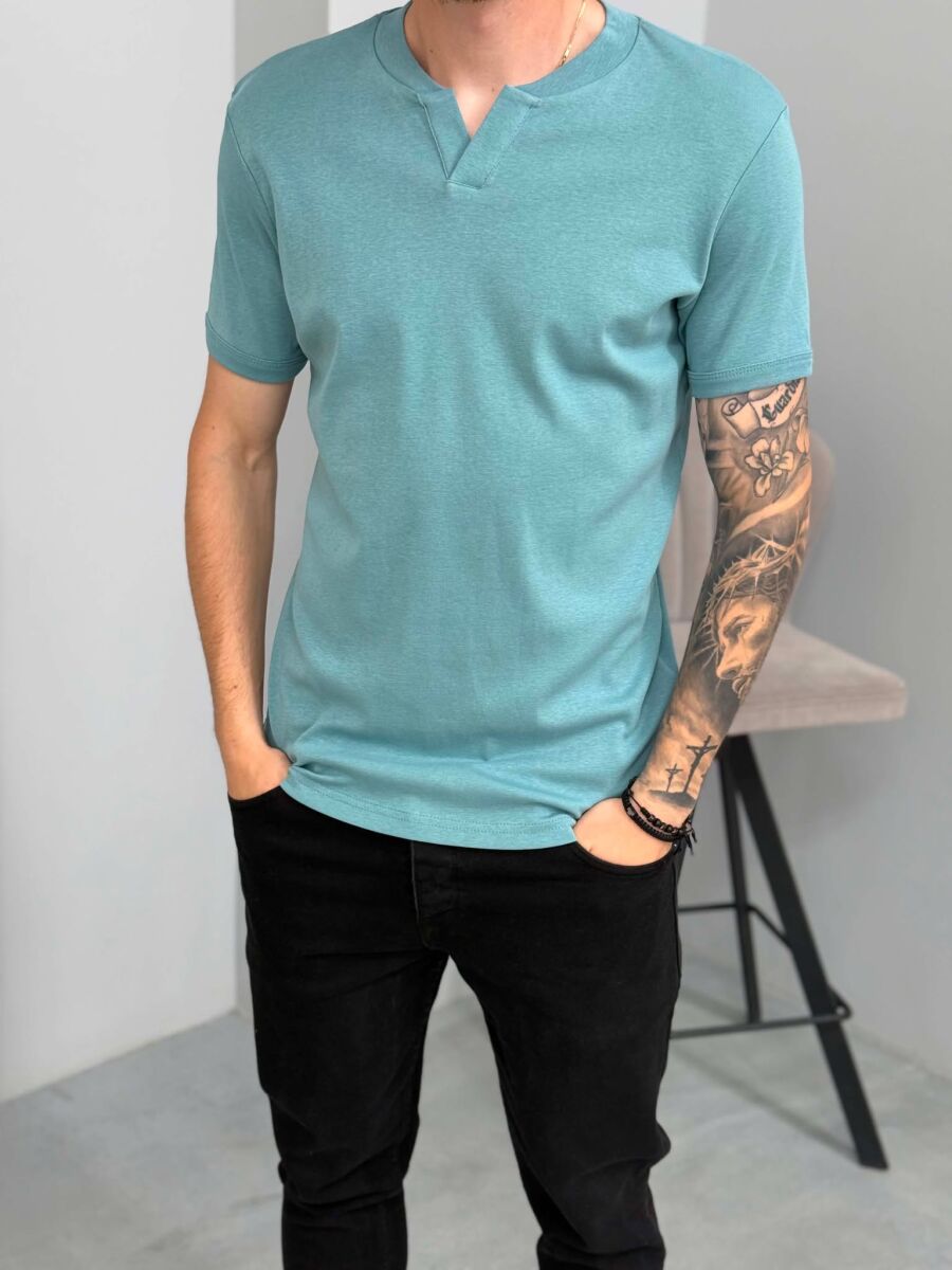 T-SHIRT ME JAKE V PER MESHKUJ NE NGJYRE BLU TE ZBARDHUR - 4