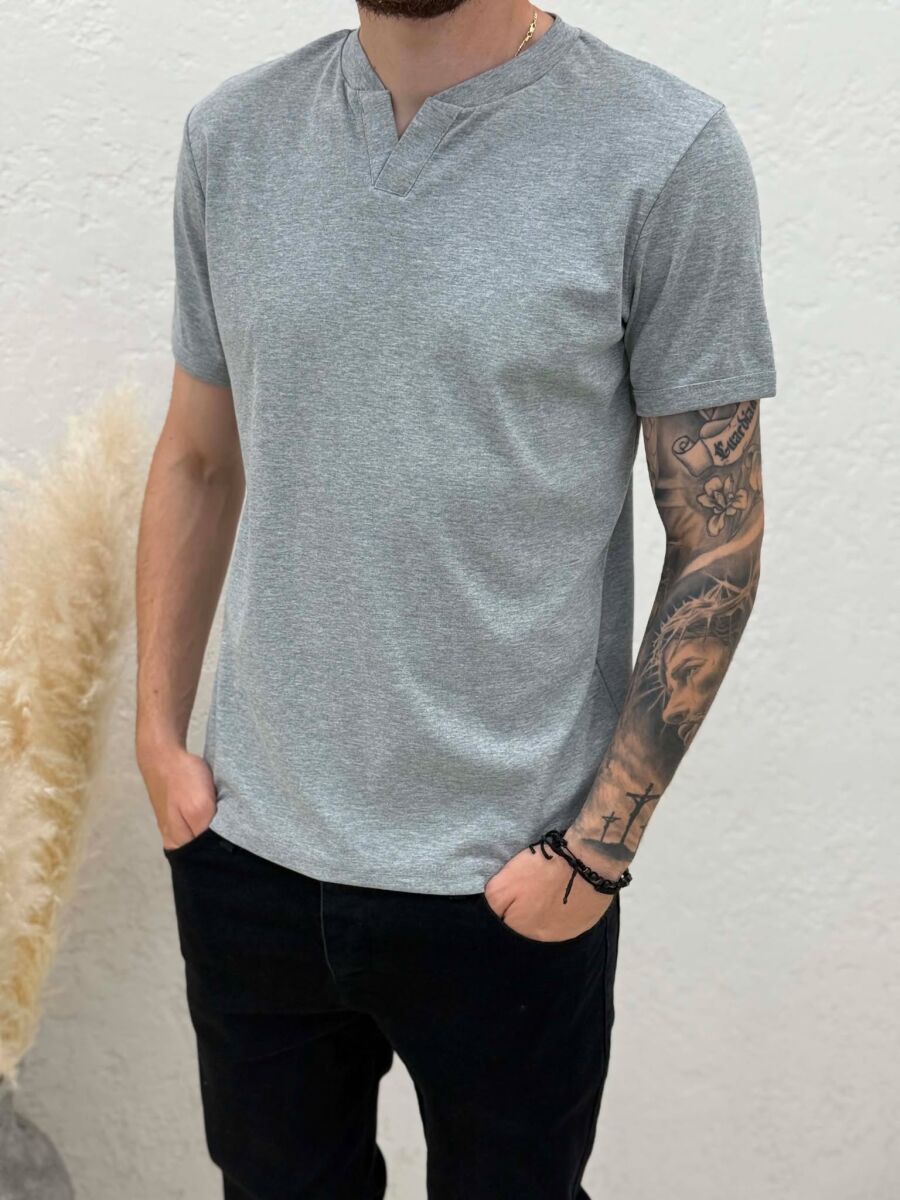 T-SHIRT ME JAKE V PER MESHKUJ NE NGJYRE GRI TE ZBARDHUR - 2