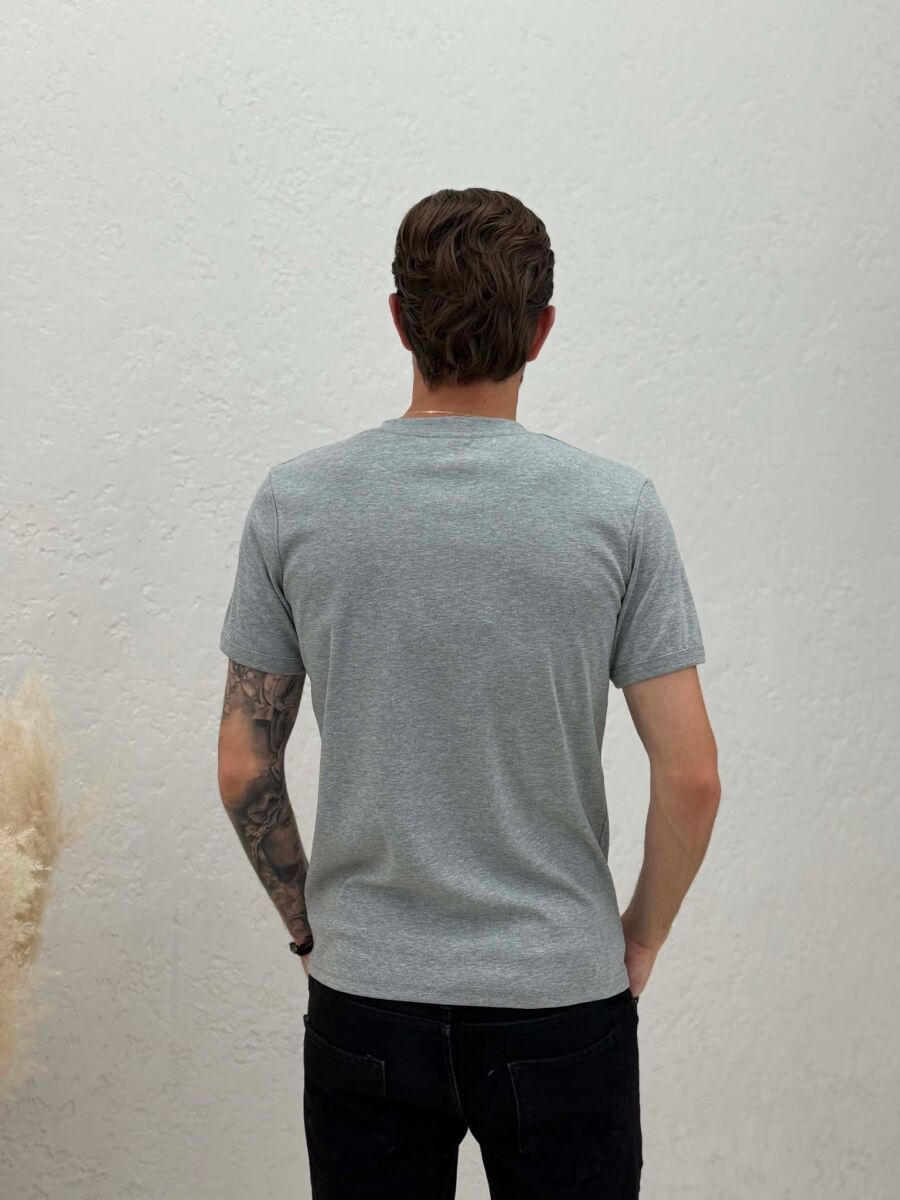 T-SHIRT ME JAKE V PER MESHKUJ NE NGJYRE GRI TE ZBARDHUR - 4