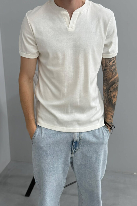 T-SHIRT ME JAKE V PER MESHKUJ NE NGJYRE TE BARDHE - 2