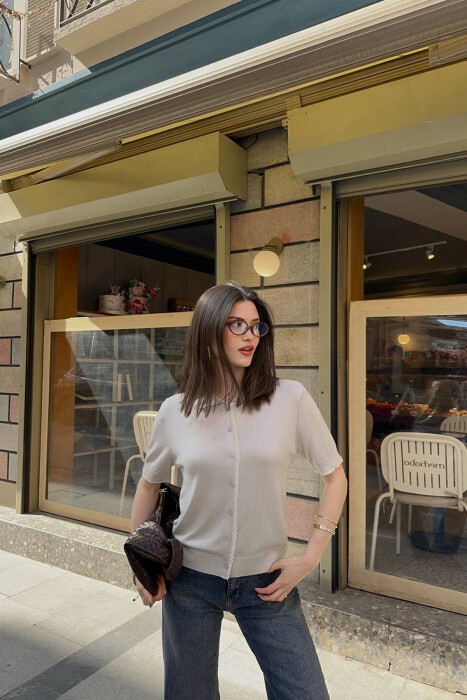 T-SHIRT ME KOPSA PER FEMRA NE NGJYRE GRI TE ZBARDHUR - 1