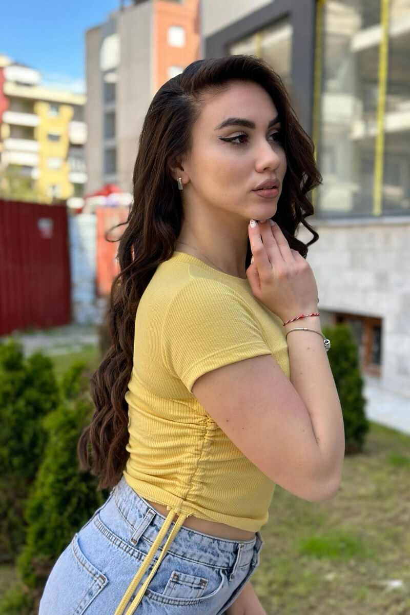 T-SHIRT ME LIDHËSE PËR FEMRA NË NGJYRËN E VERDHË - 2