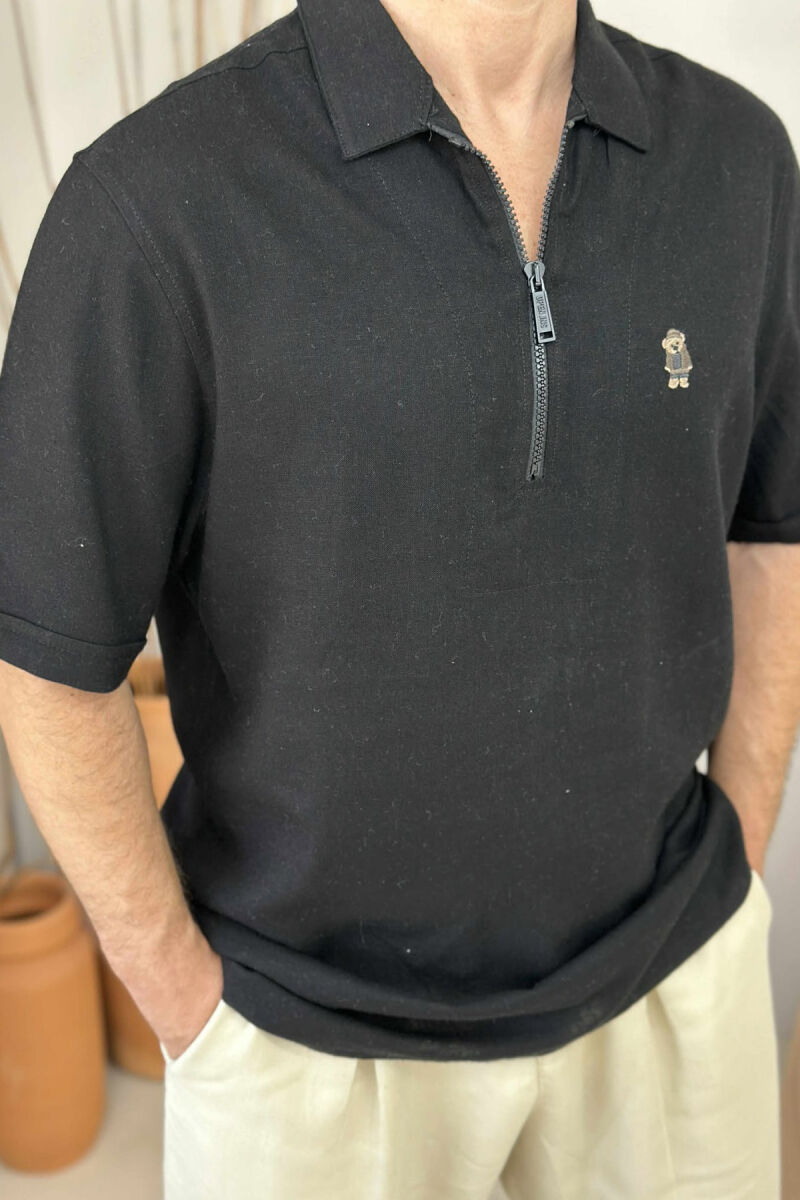 T-SHIRT ME LOGON E ARUSHIT PËR MESHKUJ NË NGJYRËN E ZEZË - 4