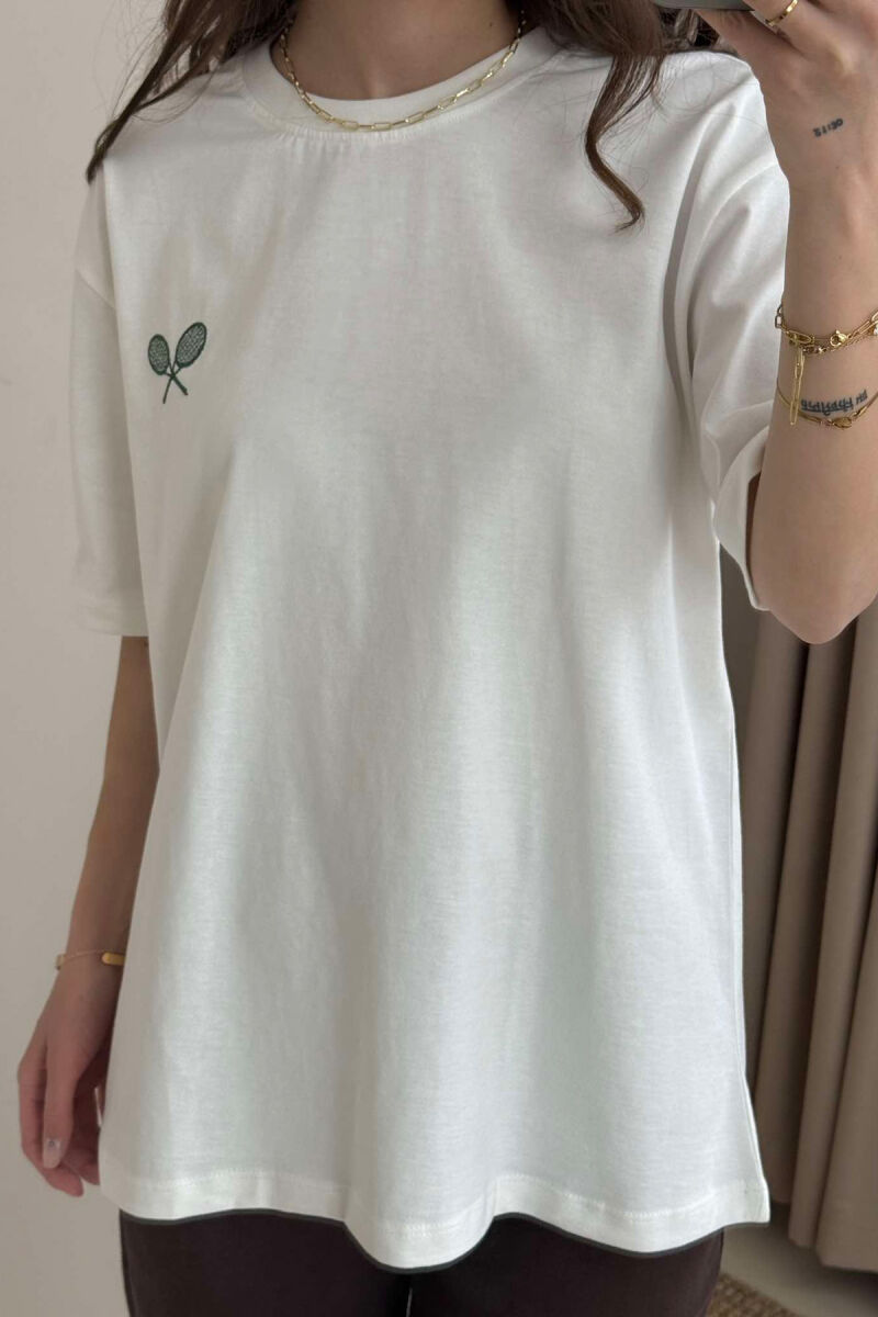 T-SHIRT ME LOGON E RAKETËS SË TENISIT PËR FEMRA NË NGJYRËN E BARDHË - 3