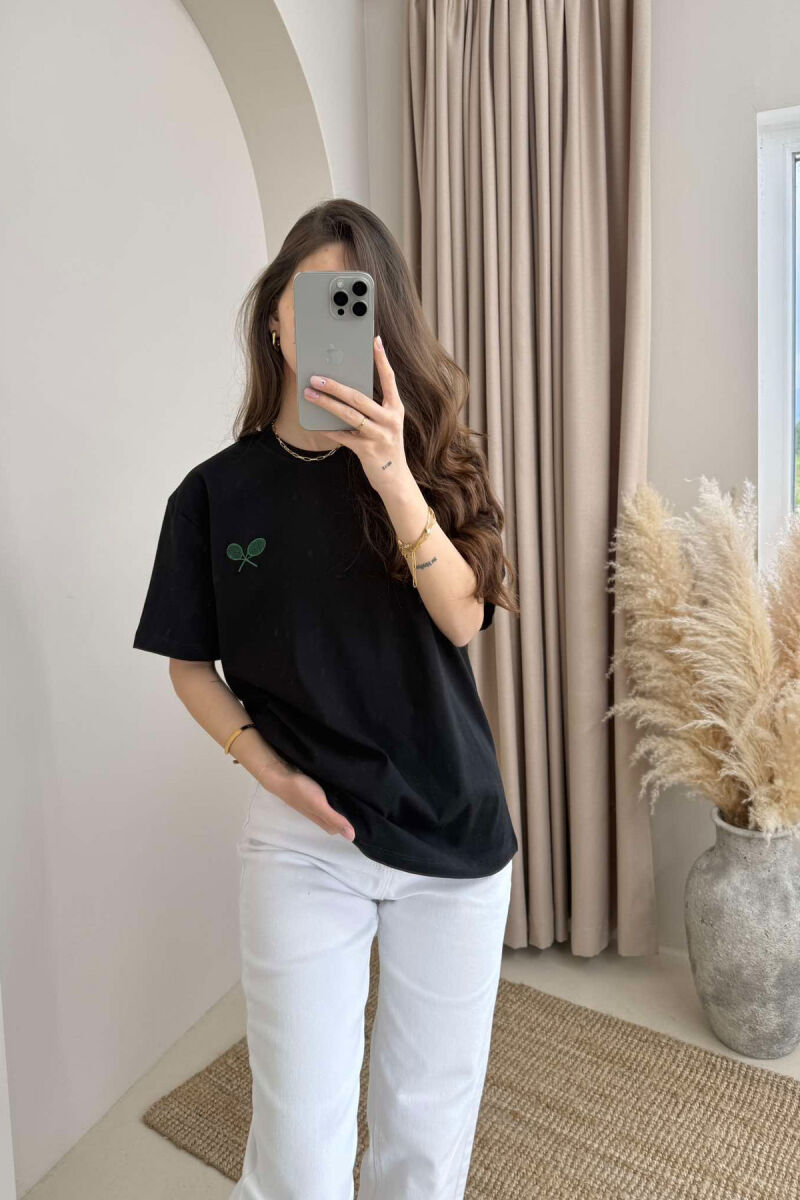 T-SHIRT ME LOGON E RAKETËS SË TENISIT PËR FEMRA NË NGJYRËN E ZEZË - 1