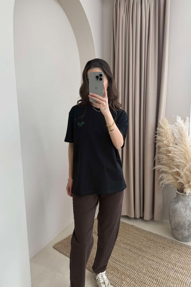 T-SHIRT ME LOGON E RAKETËS SË TENISIT PËR FEMRA NË NGJYRËN E ZEZË - 3