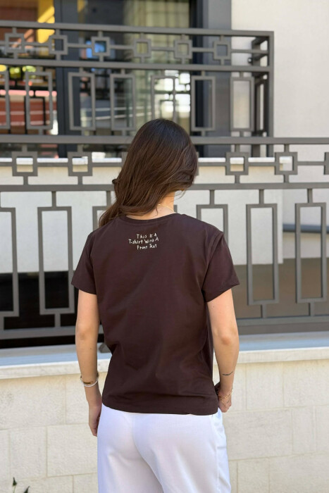 T-SHIRT ME SHKRIM PER FEMRA NE NGJYRE KAFE - 2