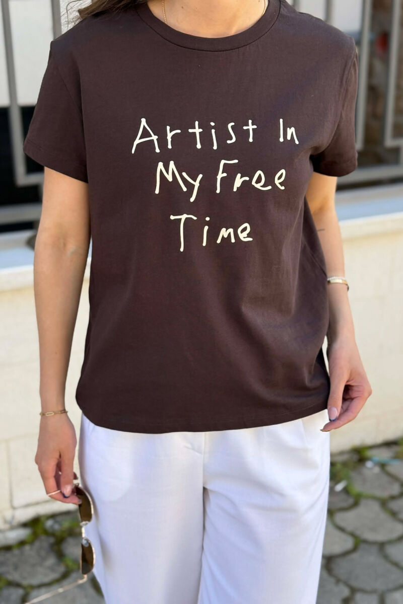 T-SHIRT ME SHKRIM PER FEMRA NE NGJYRE KAFE - 3